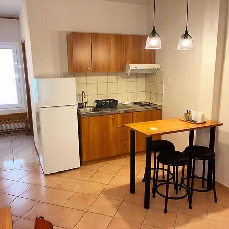 Nikos House Aparthotel