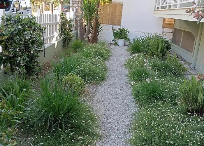 Nikos House 公寓式酒店 2*